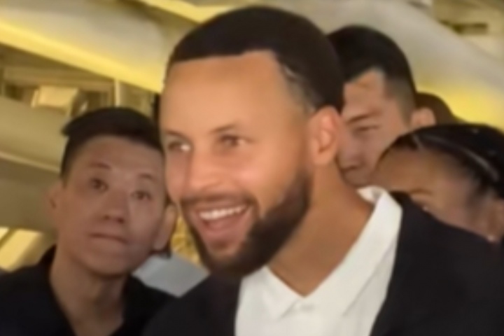 爱游戏全站-库里看变脸看得露出呆呆表情 还想跟演员过两招