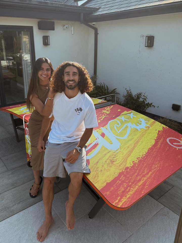 爱游戏全站-【小吧社交秀】胡梅尔斯女友海边惬意度假 瓦尔加秀身材