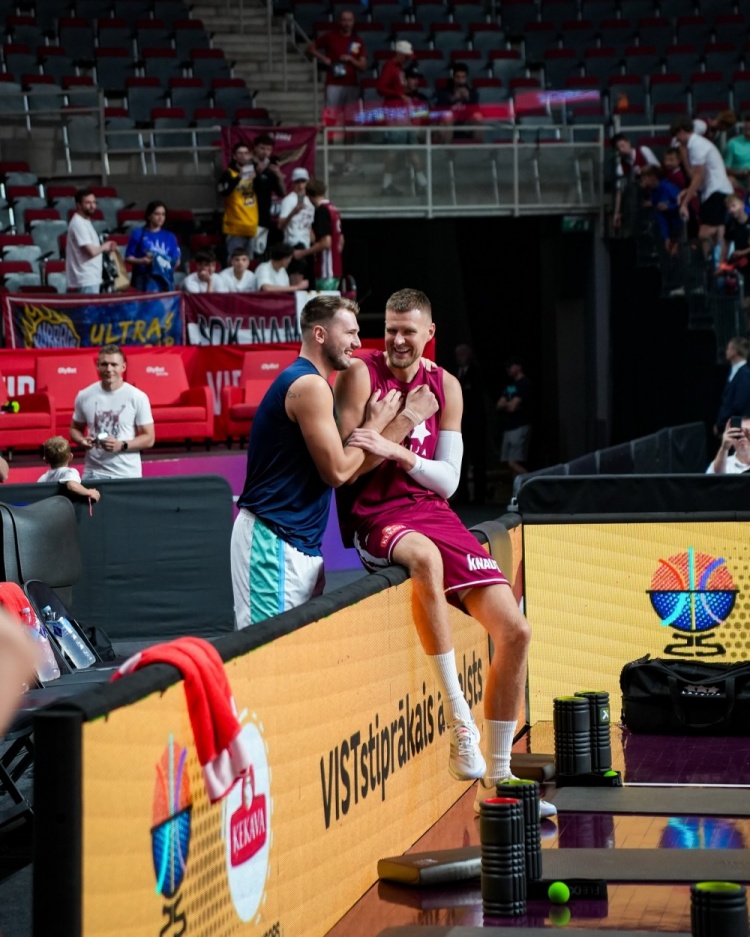 老队友重逢！热身赛前东契奇与老队友波尔津吉斯嬉笑攀谈