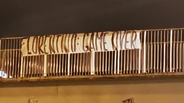 爱游戏 网页版-皇马球迷挂横幅抗议：弗洛伦蒂诺，失败接着失败，江郎才尽的主席