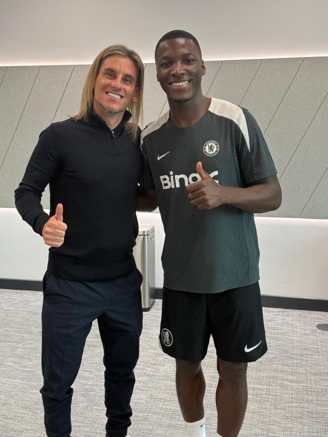 爱游戏 网页版-厄瓜多尔主帅贝卡切斯现场观看切尔西比赛，与凯塞多合影